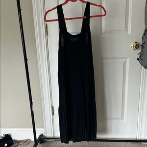 Black Women's Sleeveless Tiered Midi Dress